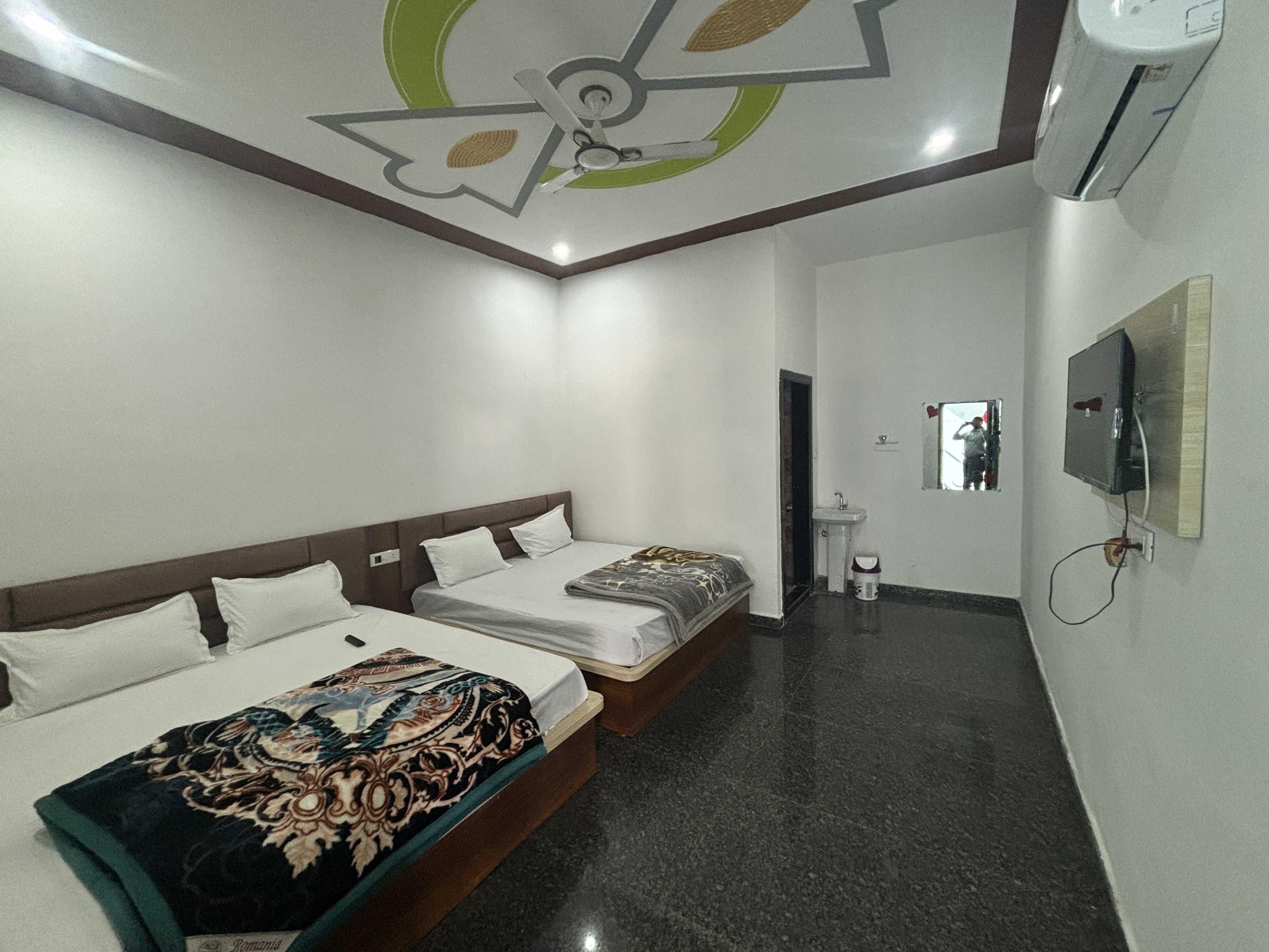 DELUXE ROOM